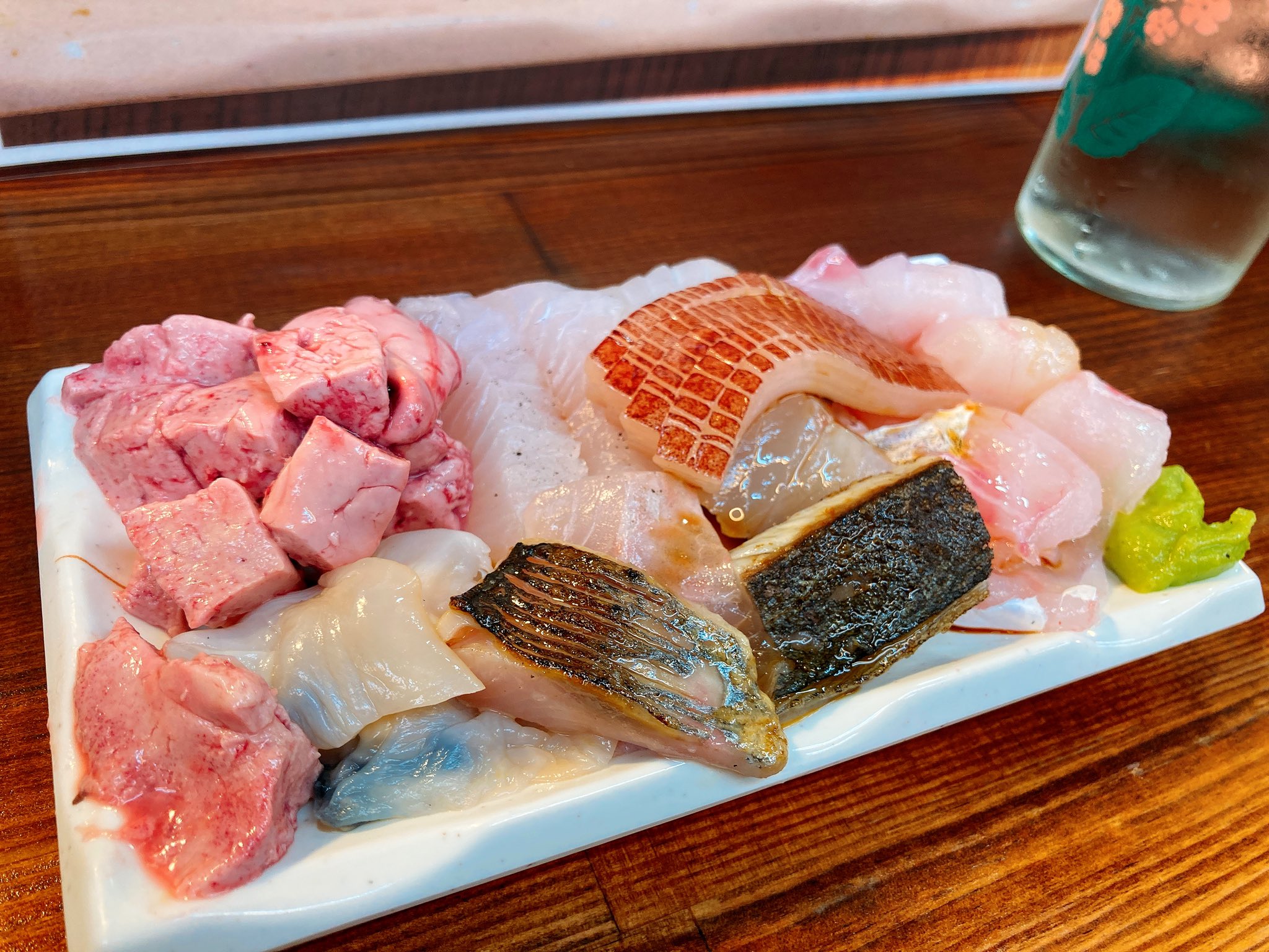 ふぉ 自販機で注文する店に来ています ウスバハギ刺身 肝 赤バイガイ ニシン炙り サワラ炙り ソデイカ タラ これで五百円は天国かな T Co 4guycmuilw Twitter