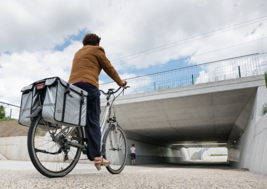 Stadgent's tweet photo. Stad Gent ondertekent mee het charter 'Baanbrekende Werkgever', dat steunt op drie pijlers:
- Minder onderweg
- Mensgericht hybride werken
- Slimmer en groener onderweg

#schittervoorgent #gentwerkt
https://t.co/fNnNKipPrv https://t.co/0j9rzQHpZa