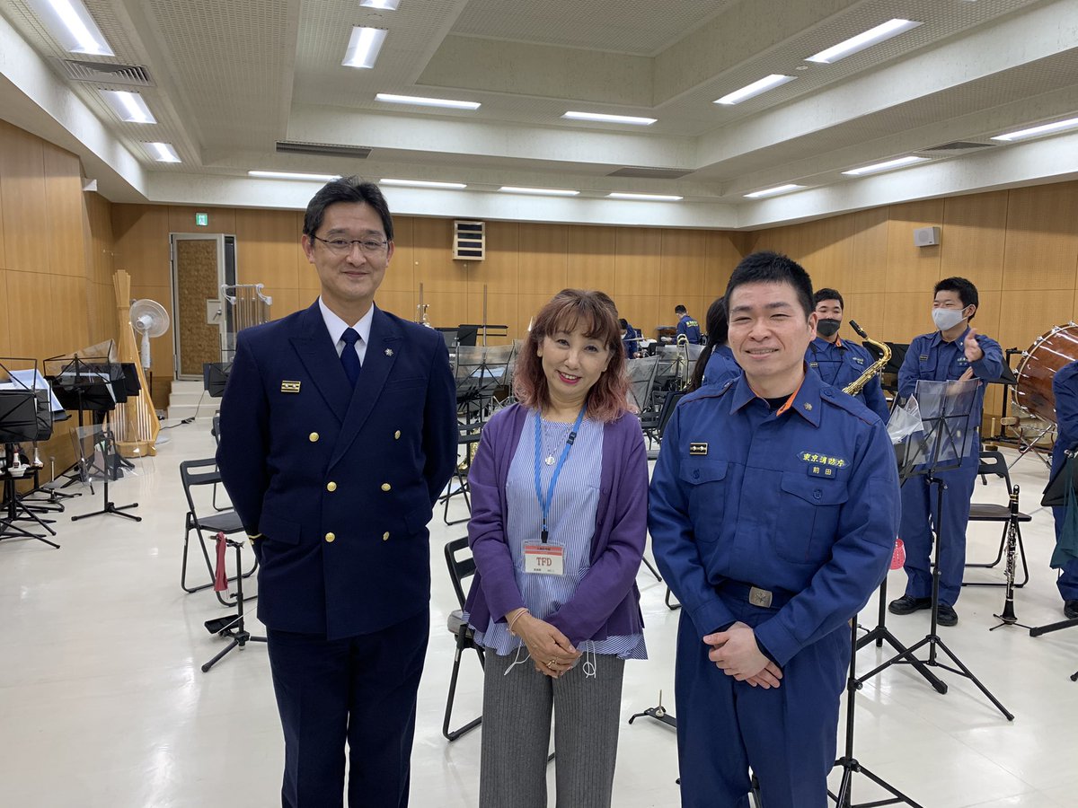 森 真帆 Manaho Mori 東京消防庁音楽隊の研修ご指導 最終日でした 音楽隊の皆さんの演奏を生で聴きながらのボーカル研修 すっごく気持ちよく 演奏の度にどんどん向上して 素晴らしい演奏でした 隊長さんと期待のボーカリスト前田さんと記念撮影