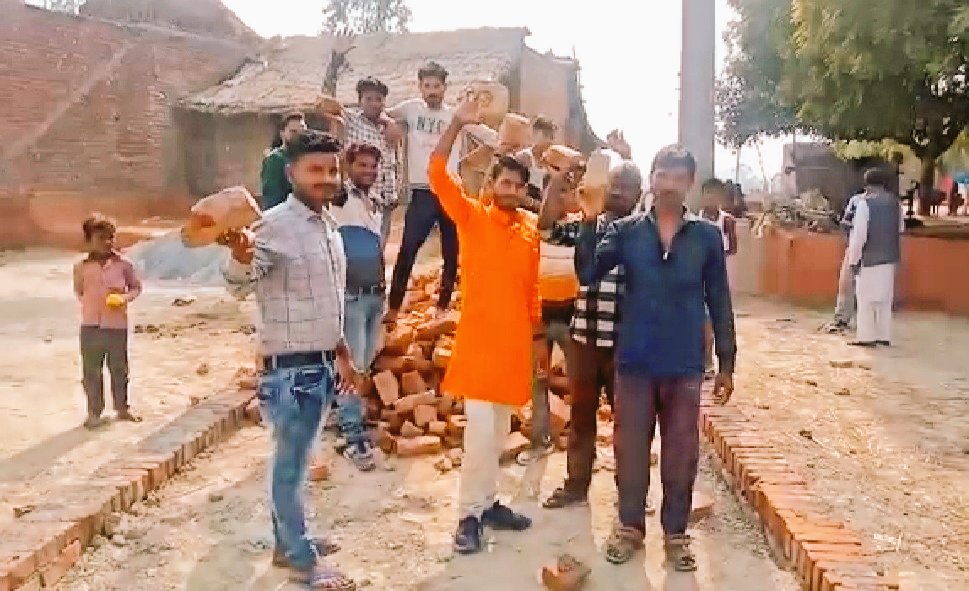 Pushpen06206448's tweet photo. कन्नौज(हसेरन)-अधिकारियों की मेहरबानी से कई महीनों पहले ही #बिना_निर्माण के निकला फर्जी #सडक निर्माण का #पैसा, शिकायत होने पर जांच के भय से #उसी सडक का 12/11/20 से घटिया मटेरियल द्वारा शुरू हुआ निर्माण।
क्या@UPGovt के धन को गमन करने की थी मंशा?@myogiadityanath @ndtv
@mediaamantra https://t.co/YceTpckqhd