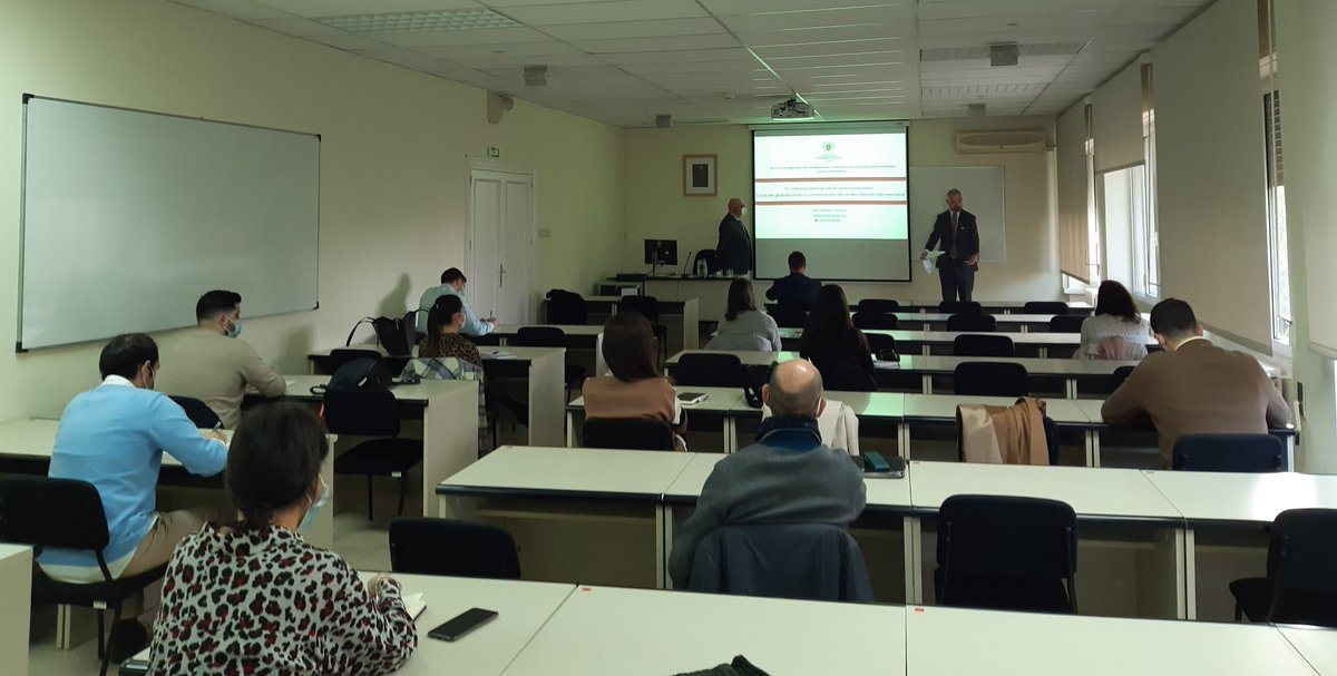 El Embajador Director de <a href="/esc_espana/">Escuela Diplomática</a> junto a <a href="/JuancanoAPM/">Juan Caño</a>, presidente de la <a href="/aprensamadrid/">APM</a>, han inaugurado el IV Curso de Especialización en Diplomacia y RR.II. para periodistas. La primera sesión correrá a cargo del catedrático @JASanahuja