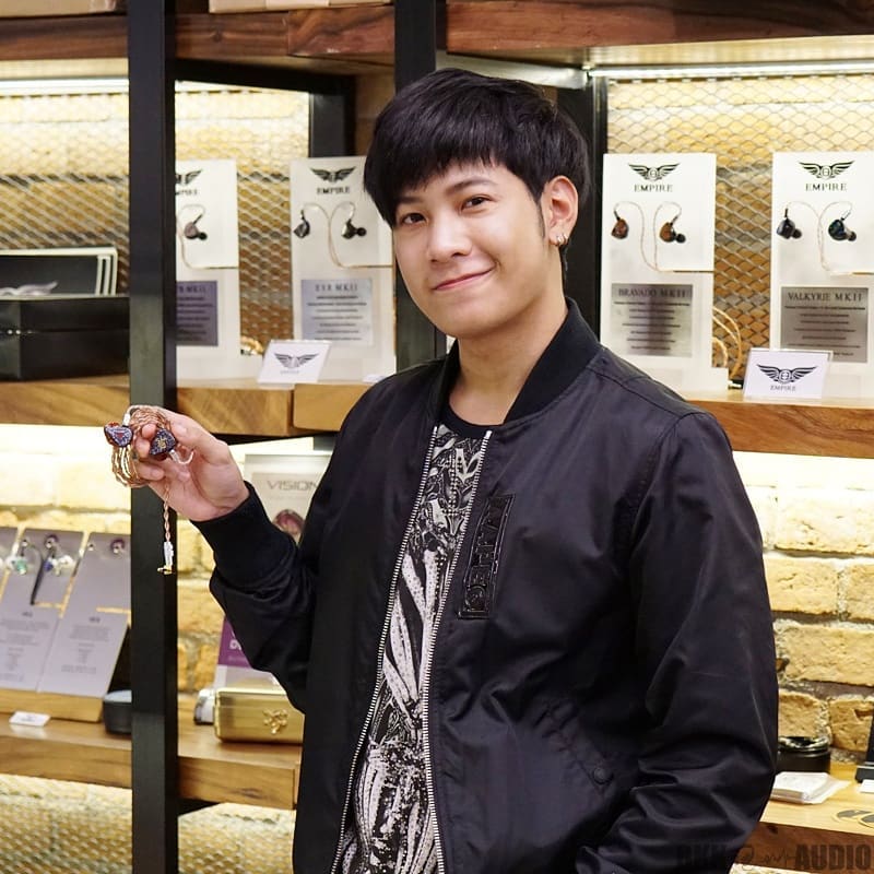 sotusofficials's tweet photo. Finally he got his Empire Ears , JINX ❤
#SingtoPrachaya
#bkkaudio
(📸.bkkaudio) https://t.co/E0P9GhIHWU