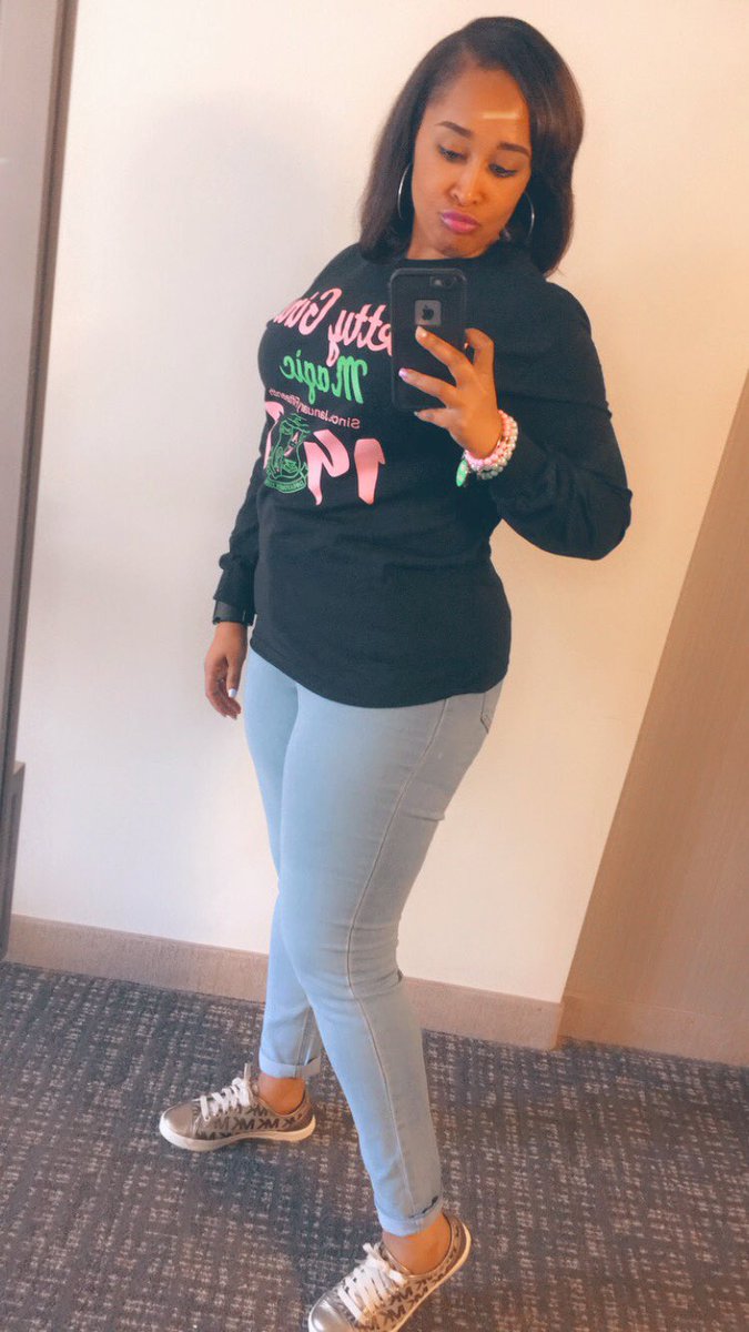 TheTenUsee's tweet image. Happy 17th AKAversary to my Line Sisters and me! #LambdaEtaMade #Fall03 #MSUAKA 💗💚💗💚