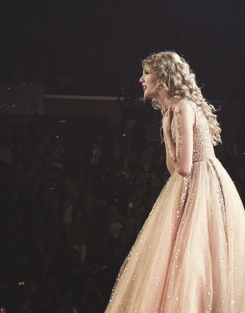 can we get 300 rts for fetus taylor? 

I’m voting for Taylor Swift for Artist of the Year at the #AMAs