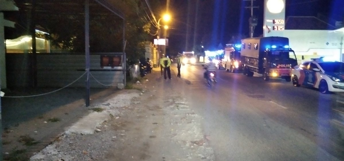 BungFans's tweet photo. Penertiban cafe nakal dijombang...sdh berulang kali ditegur tapi tetap bandel..terimakasih polri dn pemdan Jombang♥️👍 https://t.co/mk7rdxbtmM