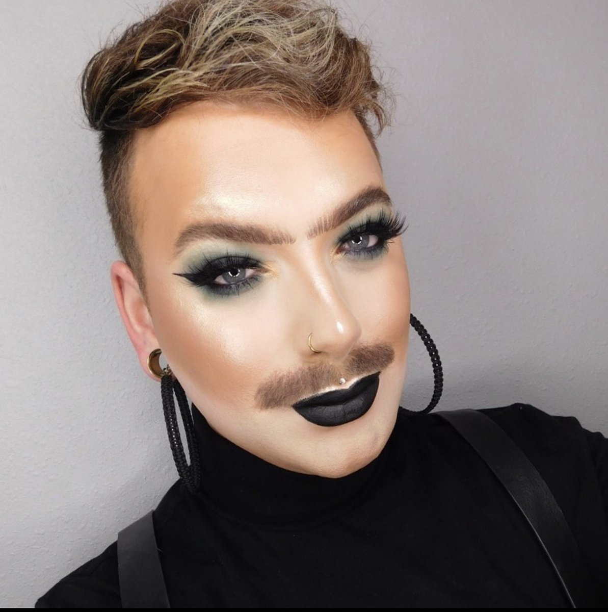 DrnchCosmetics's tweet photo. @jerkitty Giving Smokey green vibes with our Jupiter jungle palette! Make sure you grab it at launch @ 10:30 AM Today! #onlinebusiness #smallbusinesslove #homebusiness #hardworker #passionate #businnespassion #makeup #melaninmakeup #drenchbabes #getdrenched #drenchme https://t.co/qdiAa4AHPU