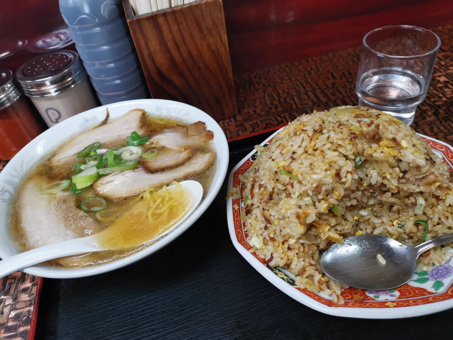 スープとしてラーメンが付いてくる！札幌の「こく一番」さんのチャーハンが絶品！！