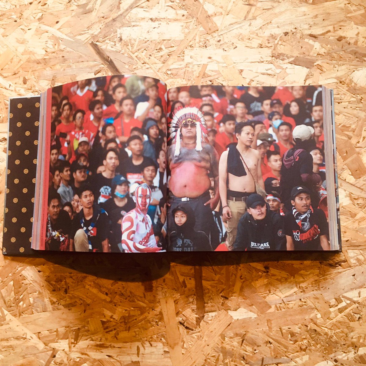 StanchionBooks's tweet photo. @martiperarnauiv @FCBayernEN @ArenaSportBooks @BackPagePress 𝐑𝐄𝐒𝐓𝐎𝐂𝐊 | @SANTOS_Magazine 16-17 -  THE ULTIMATE STADIUM BOOK.

🔹 365 stadiums
🔸 480 pages
🔹 5 continents
🔸 1 unique hardcover book

Back in stock. This has been our bestseller ever since we started the preorder and it's absolutely glorious.

🔗 https://t.co/yY7Pqbrl0s https://t.co/Mtn3pgTdMI