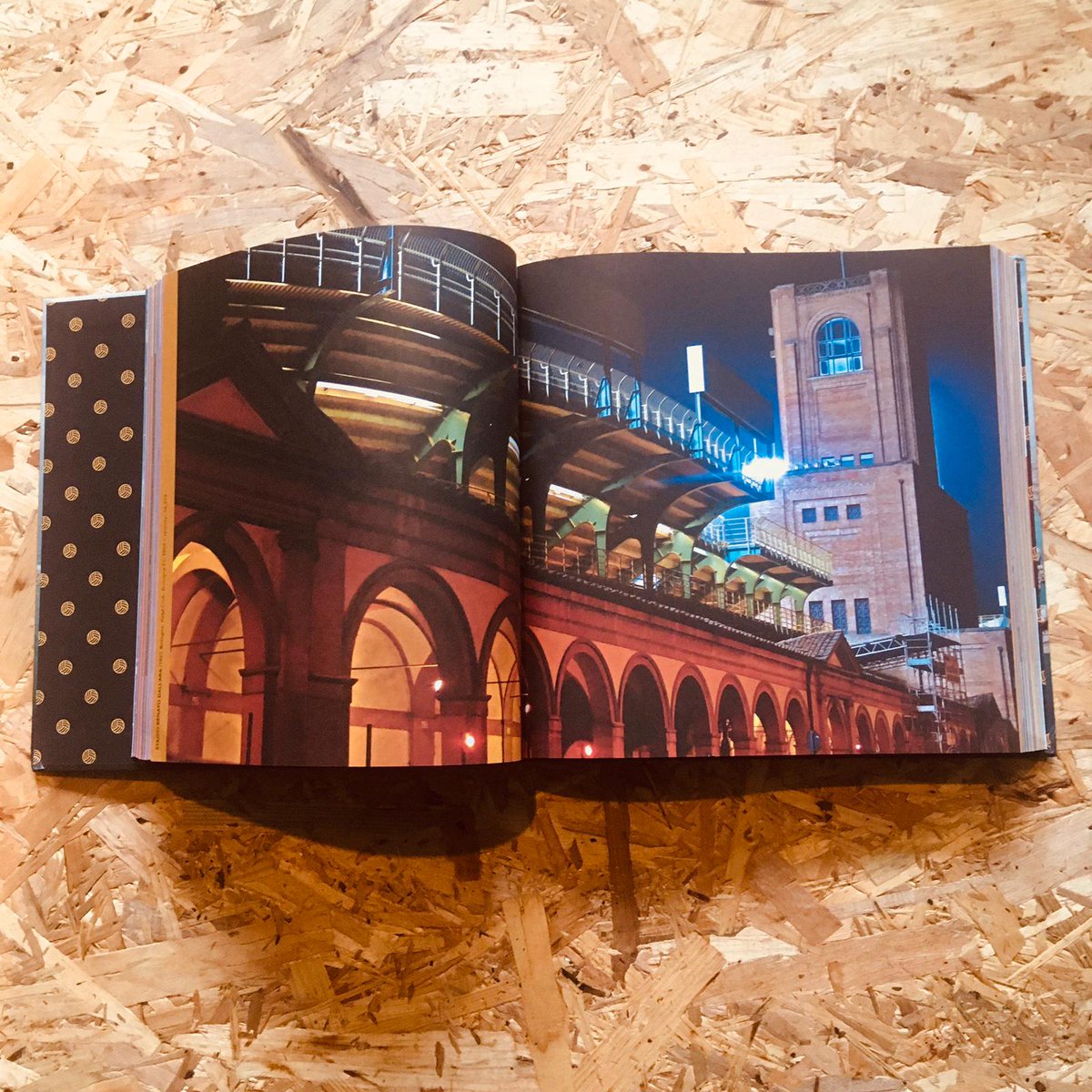 StanchionBooks's tweet photo. @martiperarnauiv @FCBayernEN @ArenaSportBooks @BackPagePress 𝐑𝐄𝐒𝐓𝐎𝐂𝐊 | @SANTOS_Magazine 16-17 -  THE ULTIMATE STADIUM BOOK.

🔹 365 stadiums
🔸 480 pages
🔹 5 continents
🔸 1 unique hardcover book

Back in stock. This has been our bestseller ever since we started the preorder and it's absolutely glorious.

🔗 https://t.co/yY7Pqbrl0s https://t.co/Mtn3pgTdMI