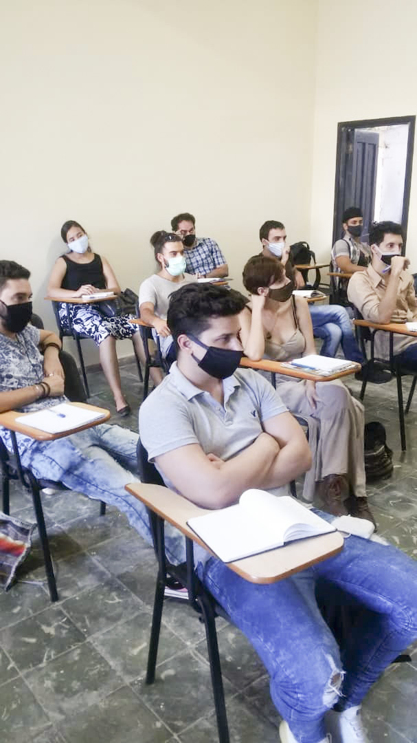 CentroOnelio's tweet photo. ¡YA ESTAMOS EN CASA! Reiniciamos el sábado 14, con medidas sanitarias, el Curso actual en nuestra sede. En este primer encuentro hicimos un resumen de lo impartido a inicios de año. Agradecemos a todos la puntualidad y la disciplina. #CentroOnelio #FormaciónLiteraria https://t.co/W1SASTPBCw