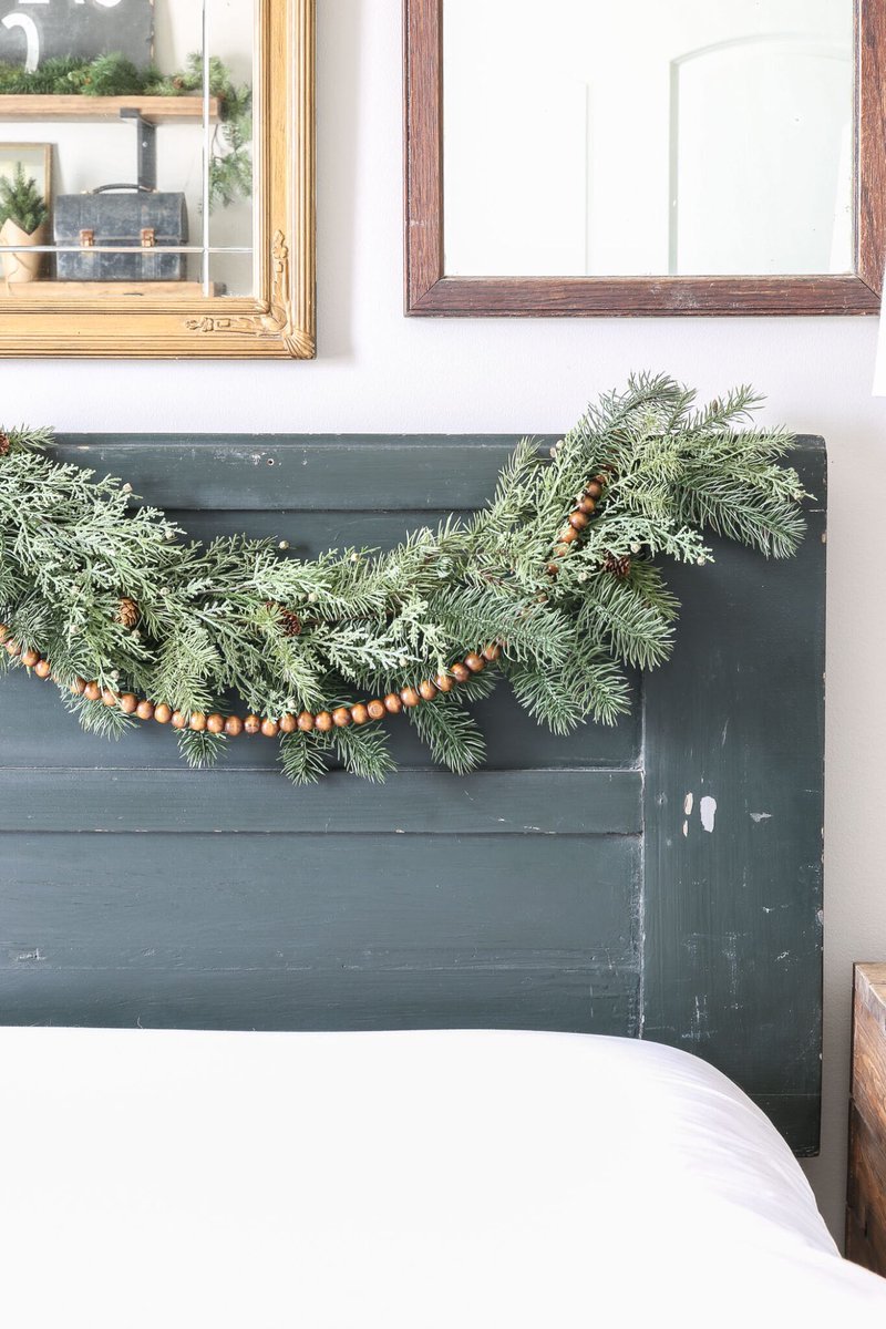 LittleGlassJar's tweet photo. Happy Monday friends! I’ve been busy decorating for Christmas, and then redecorating after my toddler takes it all down 😂

Today on the blog I’m sharing how I create and hang this lush faux garland on our headboard!

SEE IT HERE: https://t.co/1YjkuxHExh https://t.co/21w6ccd9iv