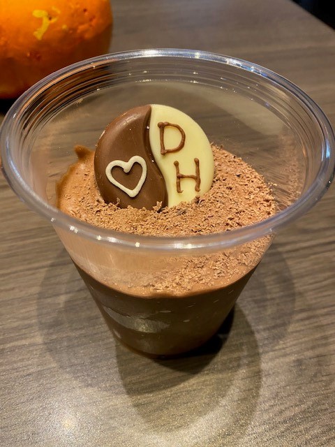 Deze week heerlijke huisgemaakte ChocoMousse, om je vingers bij af te likken...bestellen kan nog steeds, 7 dagen per week via bit.ly/afhaalmenuDenD…