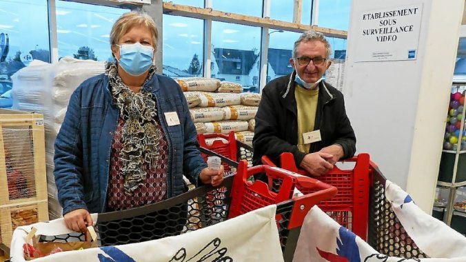 secourspop22's tweet photo. À #Châtelaudren-#Plouagat, la collecte alimentaire réalisée au Carrefour Market est également une réussite. Merci à tous les donateurs pour ces produits qui seront distribués samedi prochain par le @SecoursPop, de 9 h 30 à 19 h 30, rue du Val https://t.co/V48rmsrCnk #CôtesdArmor https://t.co/IyvzCbhR0K