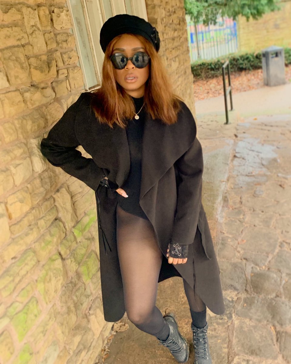 Relley_C's tweet photo. Black Girl Magic Monday 🖤
#relleyc #meanwalk #catwalk #allblackeverything #blackwomen #blackgirlsrock #fashion #style #maxicoat #dirt #boots #round #shades #beret #bodysuit #black #british #female #singersongwriter #music #artist https://t.co/snBxC3LpOX