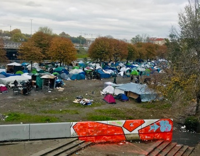 EYParis's tweet photo. Sous l’autoroute A1 à Saint-Denis, l’humanité à rude épreuve https://t.co/DSVxbTv2HT https://t.co/bIKdtYAGYP