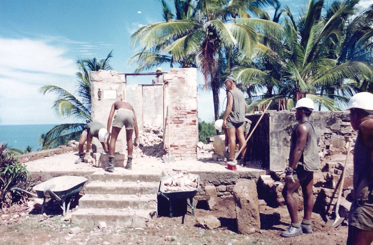 RSMA_Gy's tweet photo. #histoire Que faisait le @RSMA_Gy🌴le 14 novembre 1997 ?🤔
Dans le cadre d'un "chantier école", la section infrastructure, composée de 25 militaires, effectuait des travaux de restauration de l'ancien sémaphore datant du bagne sur les Iles du Salut. 🏚️↔️🏠👏
📸 RSMA-Guyane - 1997 https://t.co/HlIpYSmYTe