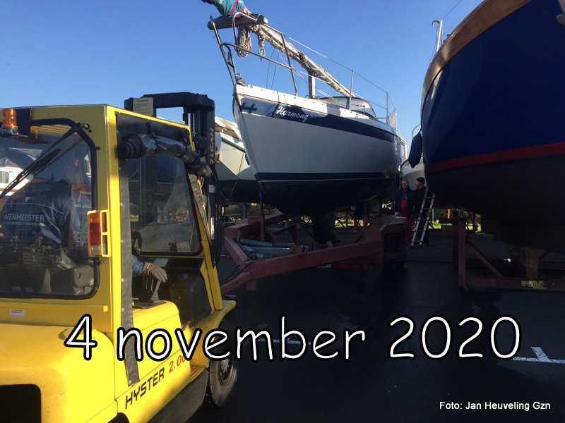 JanHeuvelingGzn's tweet image. Havenmeesters Jaap en Henk zijn druk in de weer om de boten in de #winterstalling te plaatsen. Hijsen, schoon spuiten en op de plaats zetten. Meer op WSVdeEendracht.nl @HavenmeesterJdG