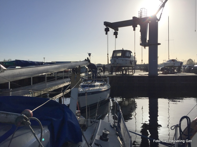 JanHeuvelingGzn's tweet image. Havenmeesters Jaap en Henk zijn druk in de weer om de boten in de #winterstalling te plaatsen. Hijsen, schoon spuiten en op de plaats zetten. Meer op WSVdeEendracht.nl @HavenmeesterJdG