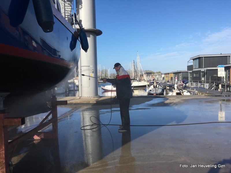 JanHeuvelingGzn's tweet image. Havenmeesters Jaap en Henk zijn druk in de weer om de boten in de #winterstalling te plaatsen. Hijsen, schoon spuiten en op de plaats zetten. Meer op WSVdeEendracht.nl @HavenmeesterJdG