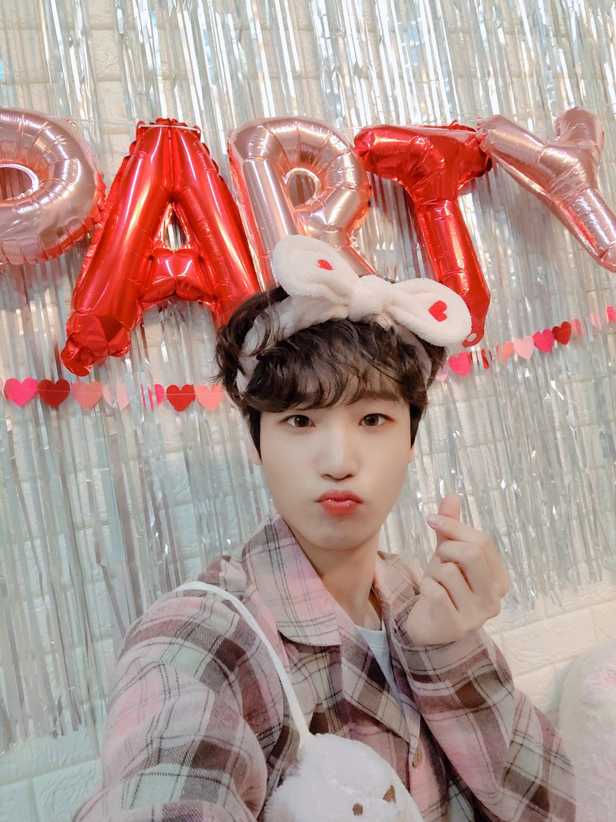 24Kplus_members's tweet photo. [#임찬] 오늘 어떤 하루를 보내셨나요?
오늘밤엔 잘자고 내일 더 기분좋은 하루 보내요~😇❤️💕

#24K #투포케이 #임찬 #Imchan #귀찬 #굿나잇 https://t.co/AE8jszdyMQ
