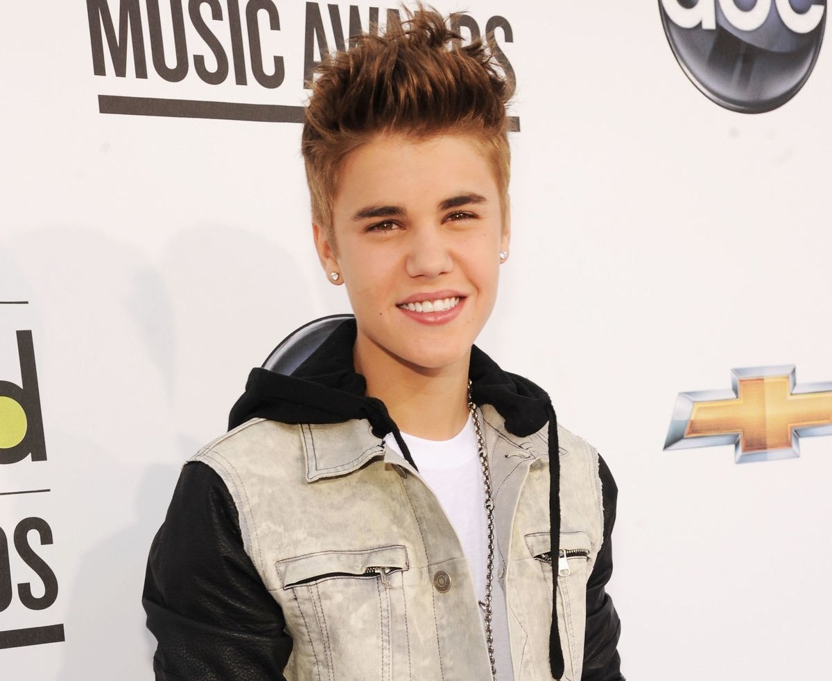 votebybelieber's tweet photo. Stats: AOTY 
 
1- TS : 7.443M (+566K)
2- JB : 7.330M (+387K)

We are losing badly. Don't let that happen!

I'm voting for Justin Bieber for Artist of the Year at the #AMAs https://t.co/QbqwiVpVm0