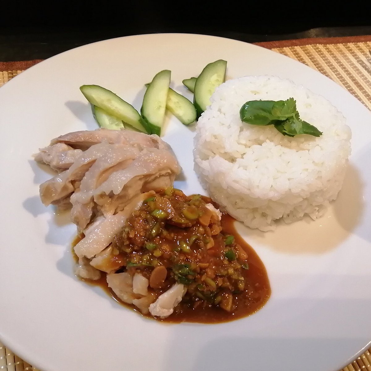 Lucky Smile Kitchen On Twitter 明日はmenuで特価商品提供します タイの特製チキンライス カオマンガイ 当店1番人気 デリバリー 777円 テイクアウト 555円 税込プライス なくなり次第終了します 墨田区 足立区 葛飾区 台東区 の一部配達エリアです