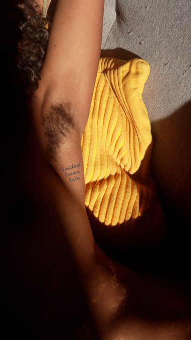Wake that ass up. You've got things to lick, and suck ➿🖤👣🖤  &bull;femdom&bull;finD&bull;GoddessRowanRain&bull;  [ #bodyhair<a href="/tag/prettytoes"class="tags"><span>#prettytoes</span></a><a href="/tag/bodyhair"class="tags"><span>#bodyhair</span></a><a href="/tag/melaninqueen"class="tags"><span>#melaninqueen</span></a>