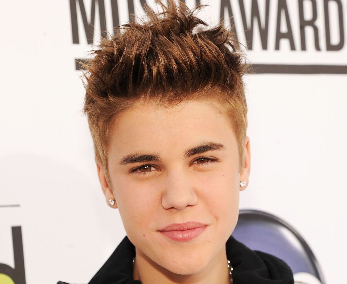 votebybelieber's tweet photo. Stats: AOTY 
 
1- TS : 7.443M (+566K)
2- JB : 7.330M (+387K)

We are losing badly. Don't let that happen!

I'm voting for Justin Bieber for Artist of the Year at the #AMAs https://t.co/QbqwiVpVm0