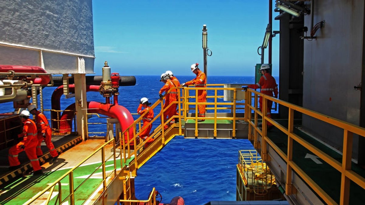 EInvestidor's tweet photo. 🎣Tem marlim à venda! #Petrobras (#PETR4) abre processo de venda de 50% do polo #Marlim na Bacia de Campos. Estatal se manterá como operadora.
#petróleo #einvestidor
https://t.co/ehNnG3VkQe https://t.co/TbhHdURMF3