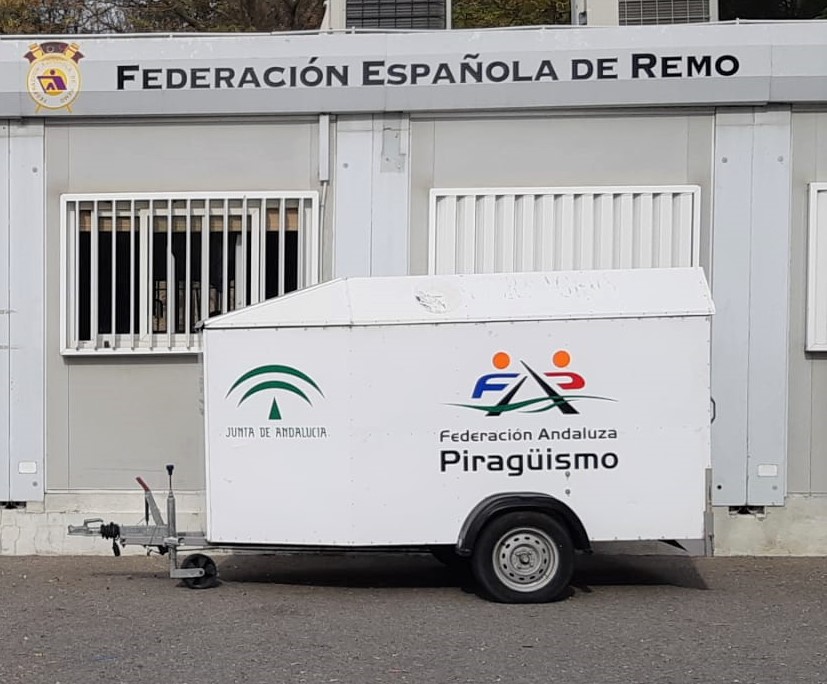 primfisio's tweet photo. El equipo español de remo concentra durante dos semanas en Portugal con vistas a los #JJOO de Tokio 2021. El fisioterapeuta Tomás Jurado @TomsJurado lleva consigo su ecógrafo #LogiqV2 de @GEHealthcare para realizar diagnósticos más precisos y aplicar tratamientos ecoguiados. https://t.co/lDWoB6MF88