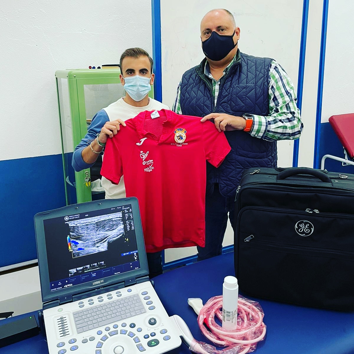 primfisio's tweet photo. El equipo español de remo concentra durante dos semanas en Portugal con vistas a los #JJOO de Tokio 2021. El fisioterapeuta Tomás Jurado @TomsJurado lleva consigo su ecógrafo #LogiqV2 de @GEHealthcare para realizar diagnósticos más precisos y aplicar tratamientos ecoguiados. https://t.co/lDWoB6MF88