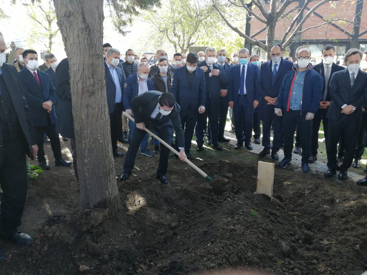 SavciSayan's tweet photo. Anadolu’nun evladı, Anadolu’nun kalemi,Can abim.. Koca çınar... Ahmet Kekeç üstadımızı ebediyete uğurladık.. Mekanın cennet olsun zor günlerin dimdik adamı... seni çok özleyeceğiz.. Birgün buluşmak ümidiyle hoşça kal... https://t.co/gkvDbwIGfN