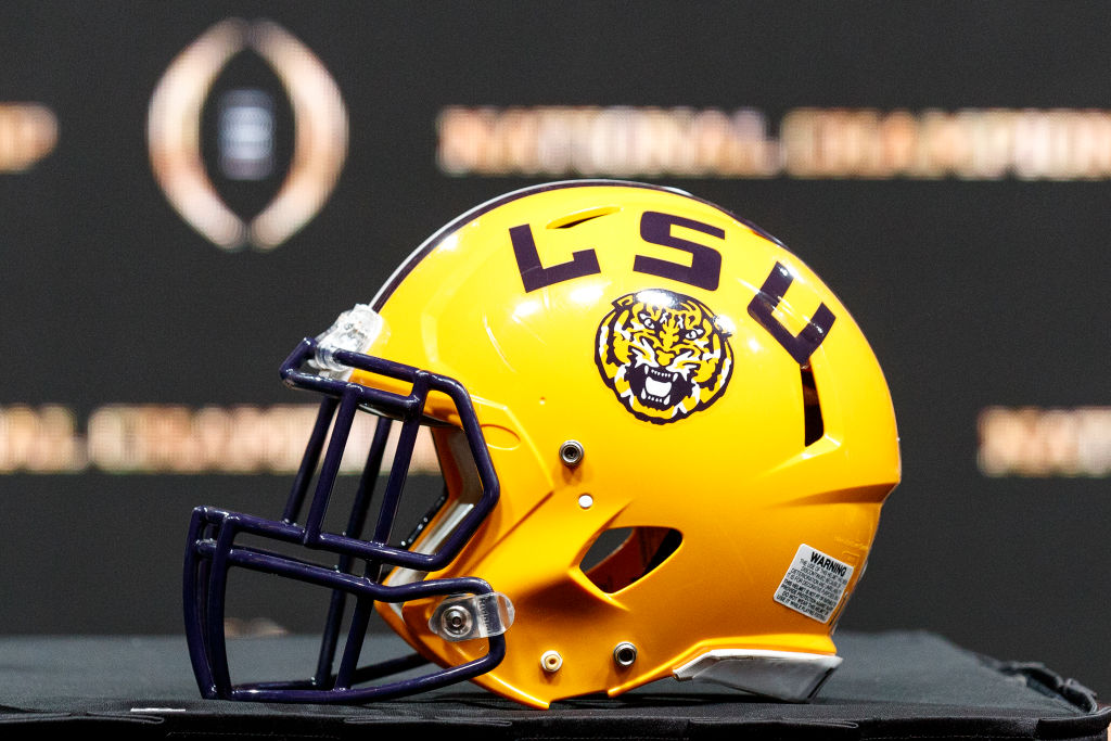 BleacherReport's tweet photo. LSU allegedly failed to adequately handle sexual misconduct and dating violence complaints against football players, per @jessicawluther, @nrarmour and @kennyjacoby

The school faces Title IX allegations 

https://t.co/d2JtukLuco https://t.co/6euWAsdkPr