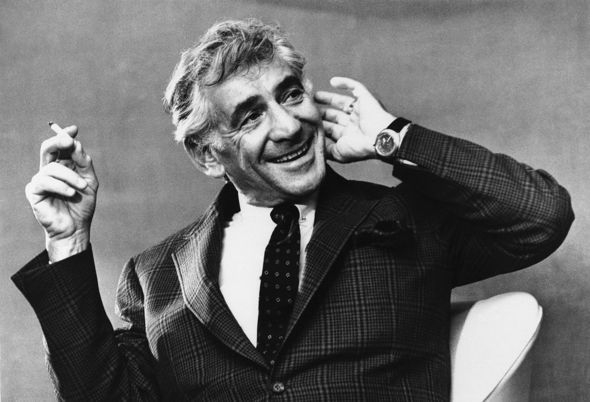 Radio3tweet's tweet photo. Compositore, pianista, direttore d'orchestra. E anche maestro di musica in televisione. Le mille vite di Leonard Bernstein raccontate da Massimo Acanfora Torrefranca: #Wikimusic qui https://t.co/UY60SUd1K5 https://t.co/OkI5F93iQS
