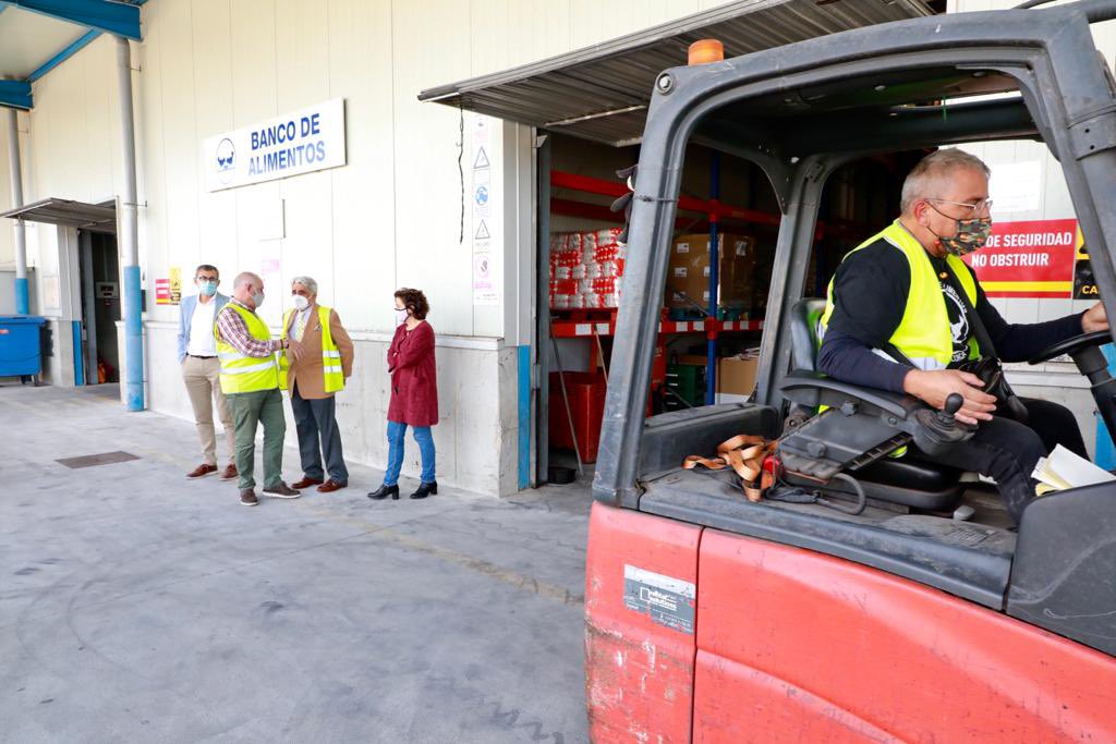 GOIB_Social's tweet photo. Avui els bancs d’aliments comencen la campanya de recollida més important de tot l’any. El #GranRecapteAliments Hem visitat el @bancomallorca per donar-lis tot el nostre suport i ànims perquè l’hivern serà dur però gràcies a ells per molts ho serà un poc menys. https://t.co/4UhXdaHhVf