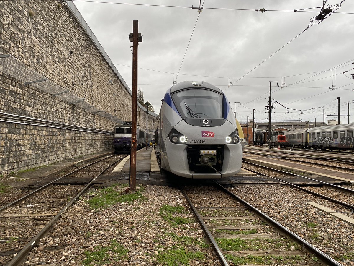 Bonjour à tous, aujourd’hui on se retrouve pour mes premiers trains pour <a href="/TER_BFC_Trafic/">TRAIN Mobigo par SNCF Voyageurs</a> ! Ça sera les #ter894261 départ 16H42 de #Dijon puis #ter894264 et #ter894267 😇 Prenez soin de vous et n’oubliez pas le masque !