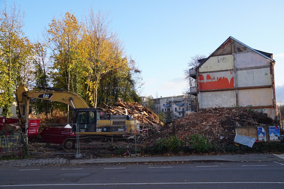 lobtau_stadt's tweet image. Jetzt ist es abgerissen! 

Nicht nur, dass &amp;gt;20y fehlender Wohnraum aus spekulativen Gründen leerstand, es ist auch eine Klimakatastrophe im Kleinen in #Dresden #Löbtau. 

Warum #Besetzen &amp;amp; #Enteignung auch für Klimaschutz notwendig ist THREAD