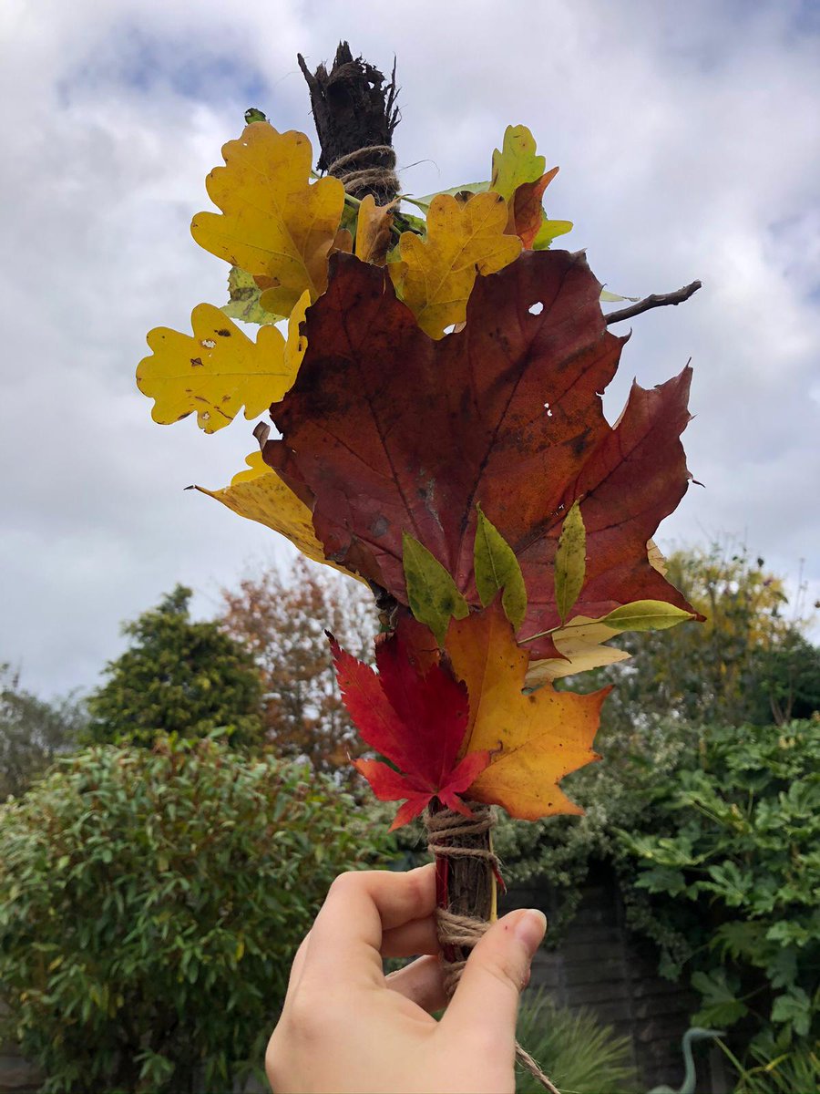 Go on a walk outside and collect some of natures fallen gifts . Find a stick, then use these treasures to document your walk and the places you went on your journey. Attach them using string!
@melissasmeltingpot