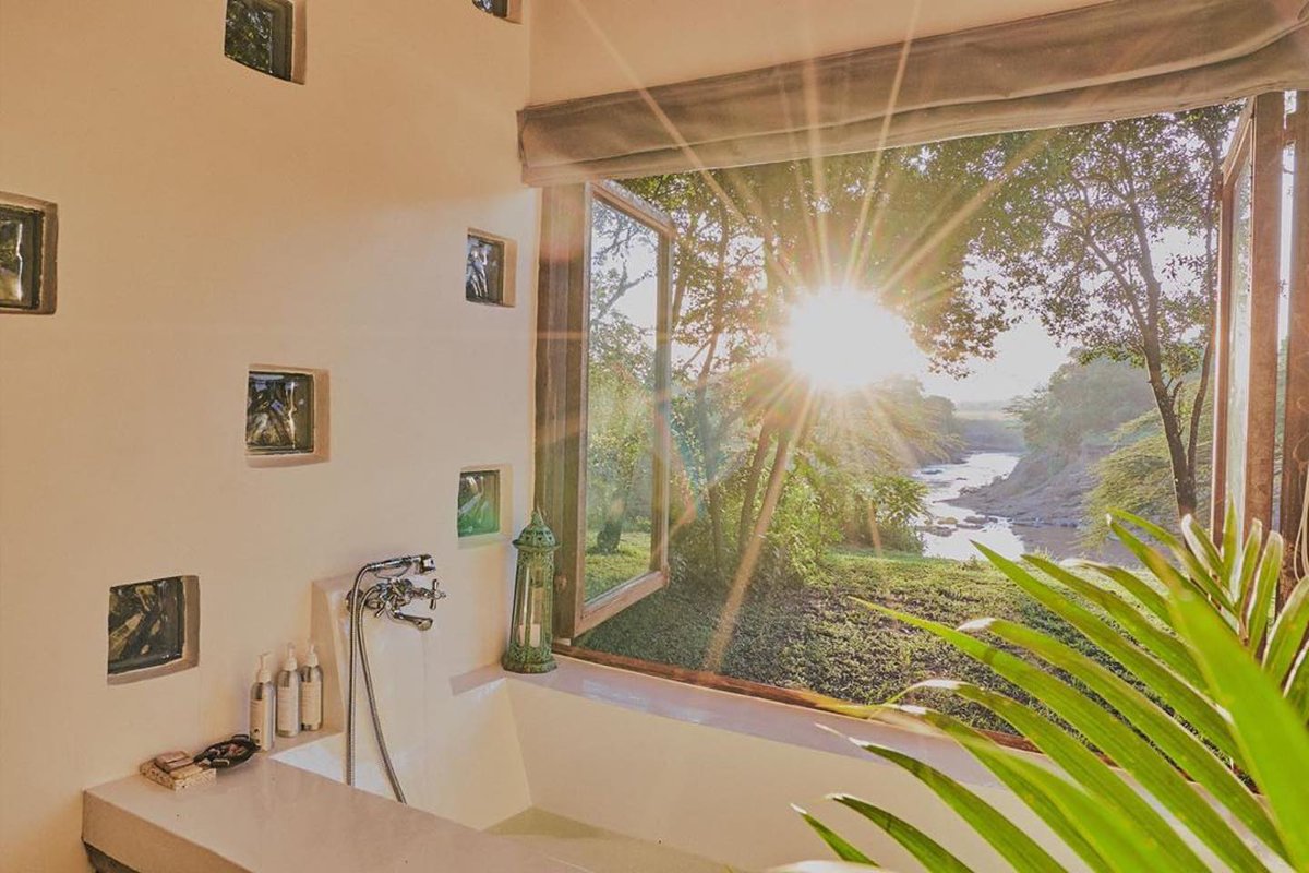 bushandbeyond's tweet photo. Thanks so much @nomadafrica_ #repost
・・・
Bath tubs with a view @houseinthewild on the Mara river.
📸 @brian.siambi #houseinthewild
#IamANomad #TembeaKenya #houseinthewild #masaimara https://t.co/4Rl4wMrEcD