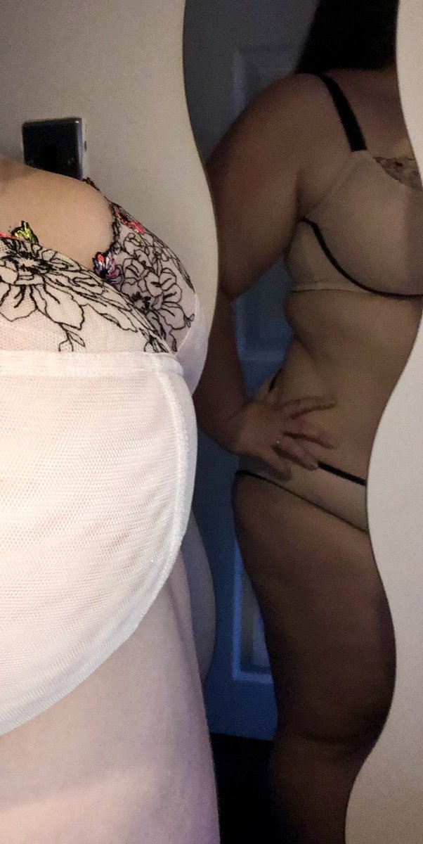 SCouple19's tweet photo. I’m not sure which has more curves. Me or the mirror ❤️ https://t.co/ySMiC64uWT