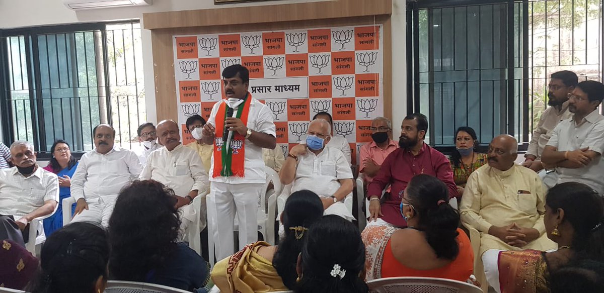 mulik_dilip's tweet photo. आज भारतीय जनता पक्ष कार्यालय सांगली येथे पुणे विभाग पदवीधर उमेदवार @Sangramd555 यांच्या प्रचारार्थ बैठकसंपन्न झाली.
@BJP4Maharashtra
@BJP4PuneCity
@Sanketskul https://t.co/C8Z9kQGMev