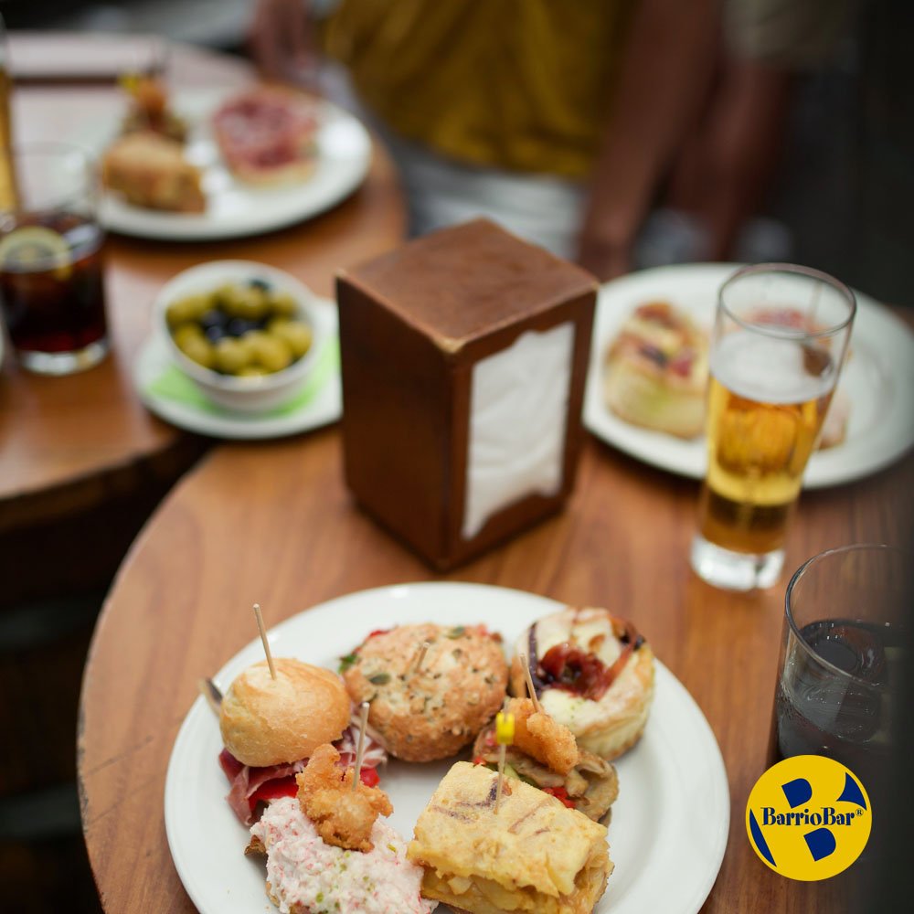 BarrioBarVLC's tweet photo. TAPAS | Si no sabes cuál elegir pues pruébalas todas 😊 ¡Vámonos de tapeo, vamos a BarrioBar!

#noviembre #otoño #valencia #españa #BarrioBar #FranquiciaBarrioBar https://t.co/SBUZxrJS1x
