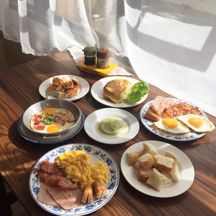taitoonbaan's tweet photo. สวัสดีลูกค้าที่น่ารักทุกท่าน 
ตอนนี้แอดมินลุงถูกเจ้าของร้านไล่มาเล่นในนี้แล้วจ้าาา
ฝากเนื้อฝากตัว กับชาวทวิตเตอร์ทุกท่านด้วยนะครับ

"แอดมินลุง ภาษาปะกิดไม่แข็งแรง"
#ใต้ถุนบ้าน #ร้านอาหารเช้า #ช้างม่อย 
#เชียงใหม่ #reviewchiangmai https://t.co/ITYTe3KhmM