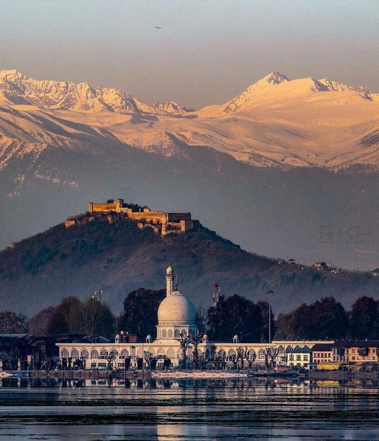 HinduRage7's tweet photo. Year: 1980

PM of India: Indira Gandhi
CM of J&amp;K: Sheikh Abdullah

Names of villages in Kashmir is changed from their Ancient Hindu names to Izlamic Names

Hari Parbat becomes Koh-e-Maran

Do you know number of villages whose names where changed ?

2500 !

Ever heard about it ? https://t.co/J8xvx7dhQ0