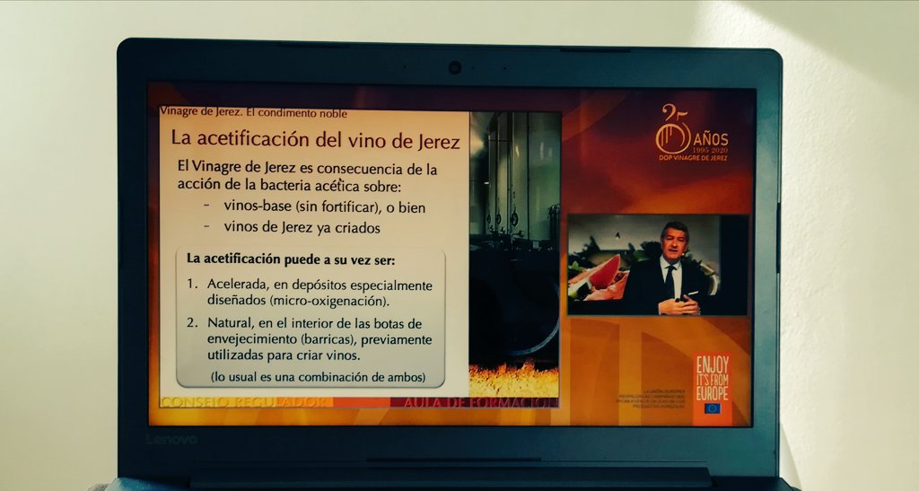 PardoPanizo's tweet photo. Ante el #COVID19, toca formación en casa con el #webinar de @VinosJerez 
Gran iniciativa para conocer mejor la variedad de estos excelentes vinagres 👍 https://t.co/CbywTMCX2y