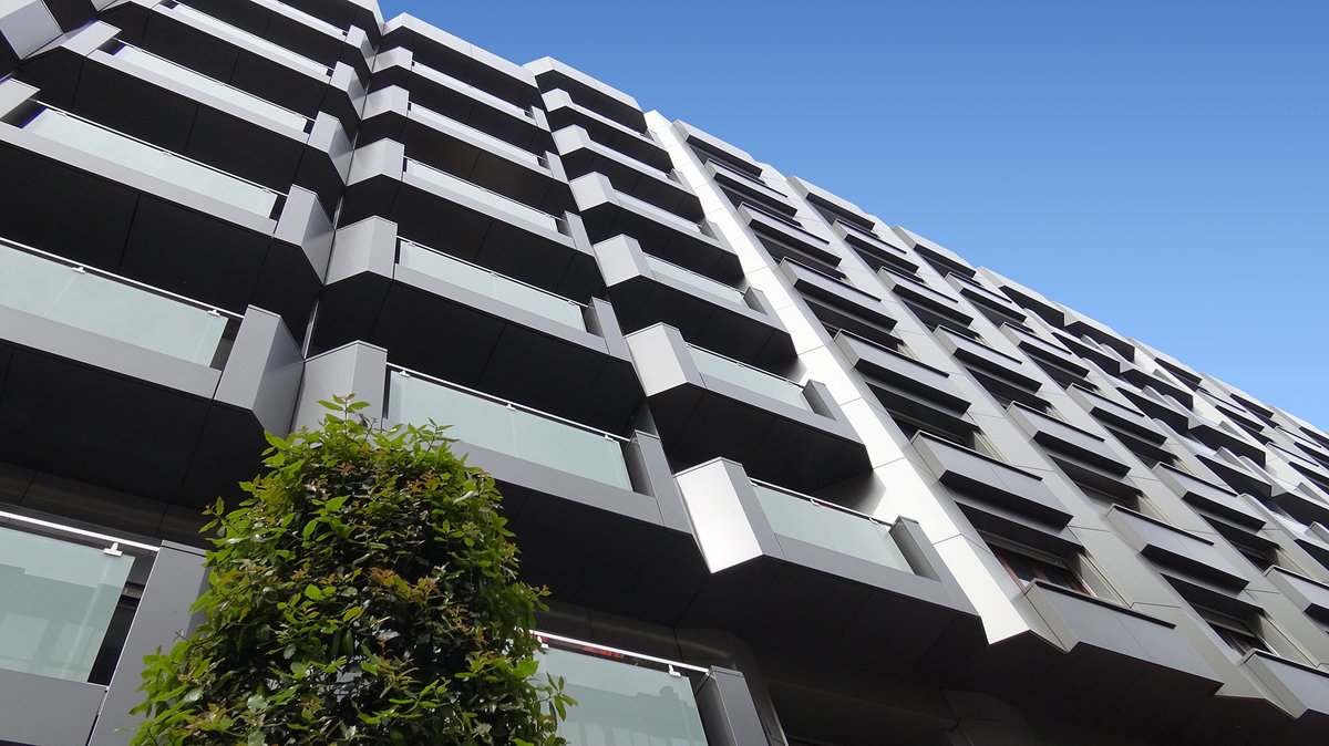 Con la #rehabilitación de #fachadas se consigue una renovación respetuosa de las envolvente de los #edificios. El #panelcomposite de #aluminio ayuda aportando mayor #aislamiento. 

#SistemasAlumisan #Alucoil #larsoncomposite  #arquitectura #construccion #fachadasventiladas