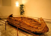 florentiafl's tweet photo. Ταξίδι στο Αιγαίο με την "Παπυρέλλα"=Η Παπυρέλλα ήταν ένα πλοίο από πάπυρο,κλωνάρια κυπαρισσιού &amp; σχοινί &amp; κατασκευάστηκε για να υπηρετήσει την πειραματική αρχαιολογία.Η μεταφορά οψιδιανού από την Μήλο(όπου βρίσκεται ελεύθερος σε αρκετές ποσότητες) θεωρείται η πρώτη θαλάσσια ⬇️ https://t.co/dNrdiS5jSc