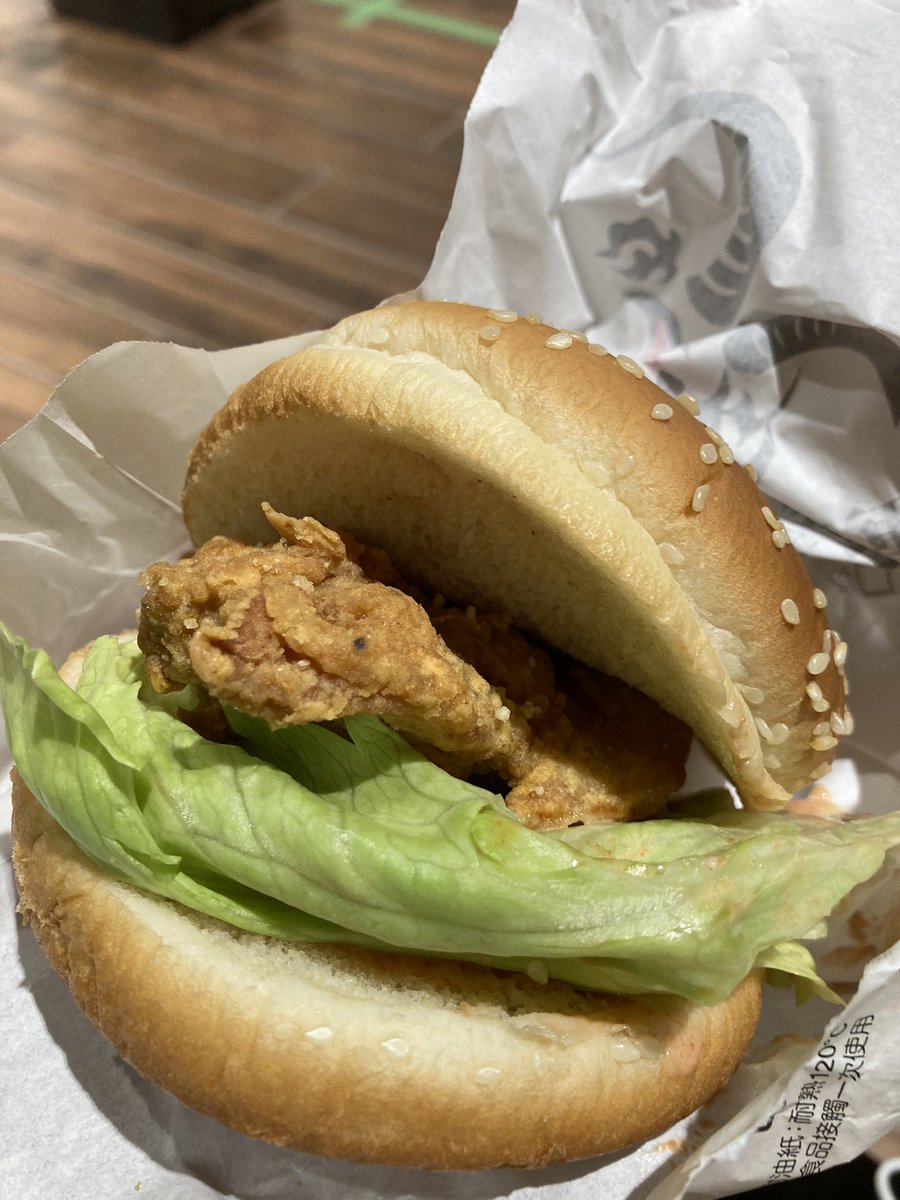 Aokinapple 市川の住宅街にハンバーガーが買える店が 気になっていた 悪魔雞排 悪魔ジーパイ 台湾味付けのチキン 通常or辛 が買えます チキンだけでもハンバーガー 380円 でも 飲み物はタピオカや抹茶ラテなど 注文から揚げるので時間は必要