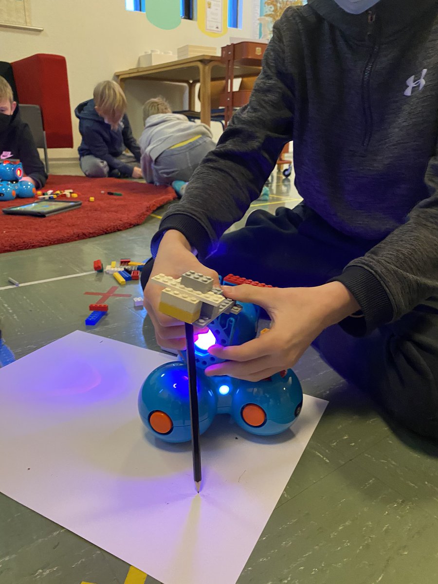 AlfhildurL's tweet photo. Forritunarverkefni miðstigs @arskoli þessa vikuna er að láta Dash @WonderWorkshop teikna á blað. Amboð: lego kubbar, gúmmíteyjur, blýantur og iPad. Hönnunarhugsun, samvinna og lausnarmiðuð nálgun ✌🏻 https://t.co/WbWhXNFkcm