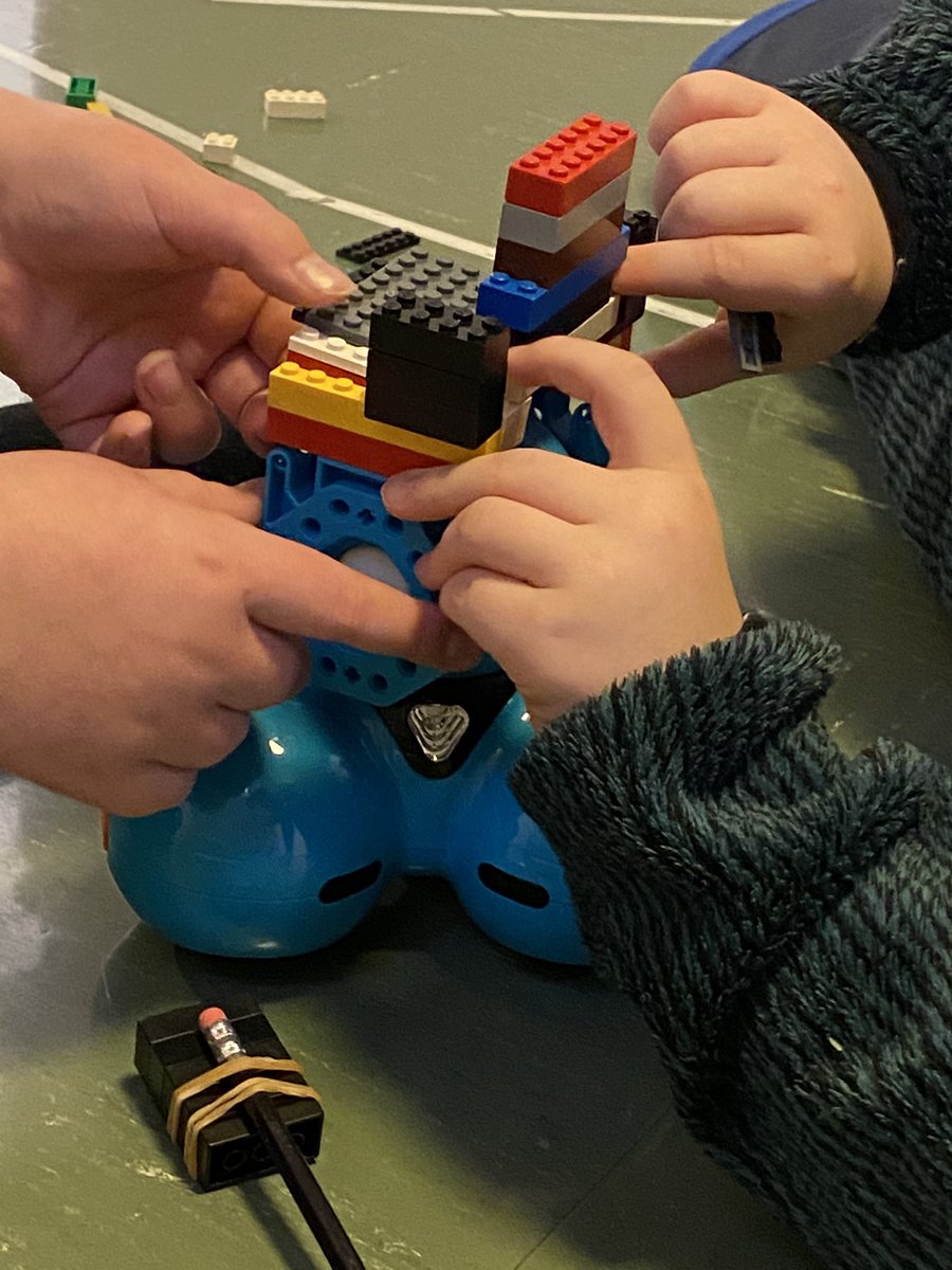 AlfhildurL's tweet photo. Forritunarverkefni miðstigs @arskoli þessa vikuna er að láta Dash @WonderWorkshop teikna á blað. Amboð: lego kubbar, gúmmíteyjur, blýantur og iPad. Hönnunarhugsun, samvinna og lausnarmiðuð nálgun ✌🏻 https://t.co/WbWhXNFkcm